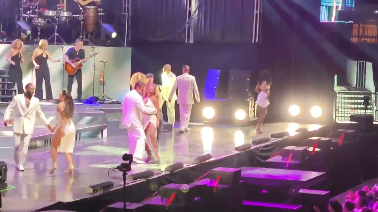 Chayanne Valencia 2025 - Bailando Bachata