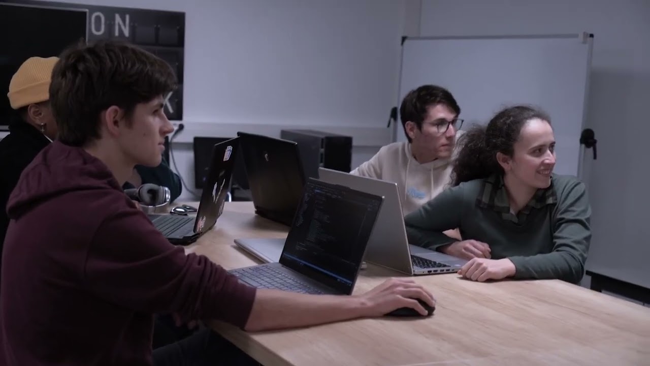 Découvrez le métier de Gestionnaire en Maintenance et Support Informatique