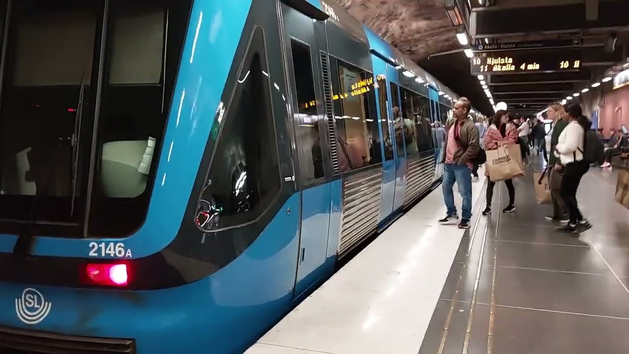 Linje 10 mot Hjulsta ankommer och avgår från Fridhemsplan. Stockholm Sweden Metro C20.