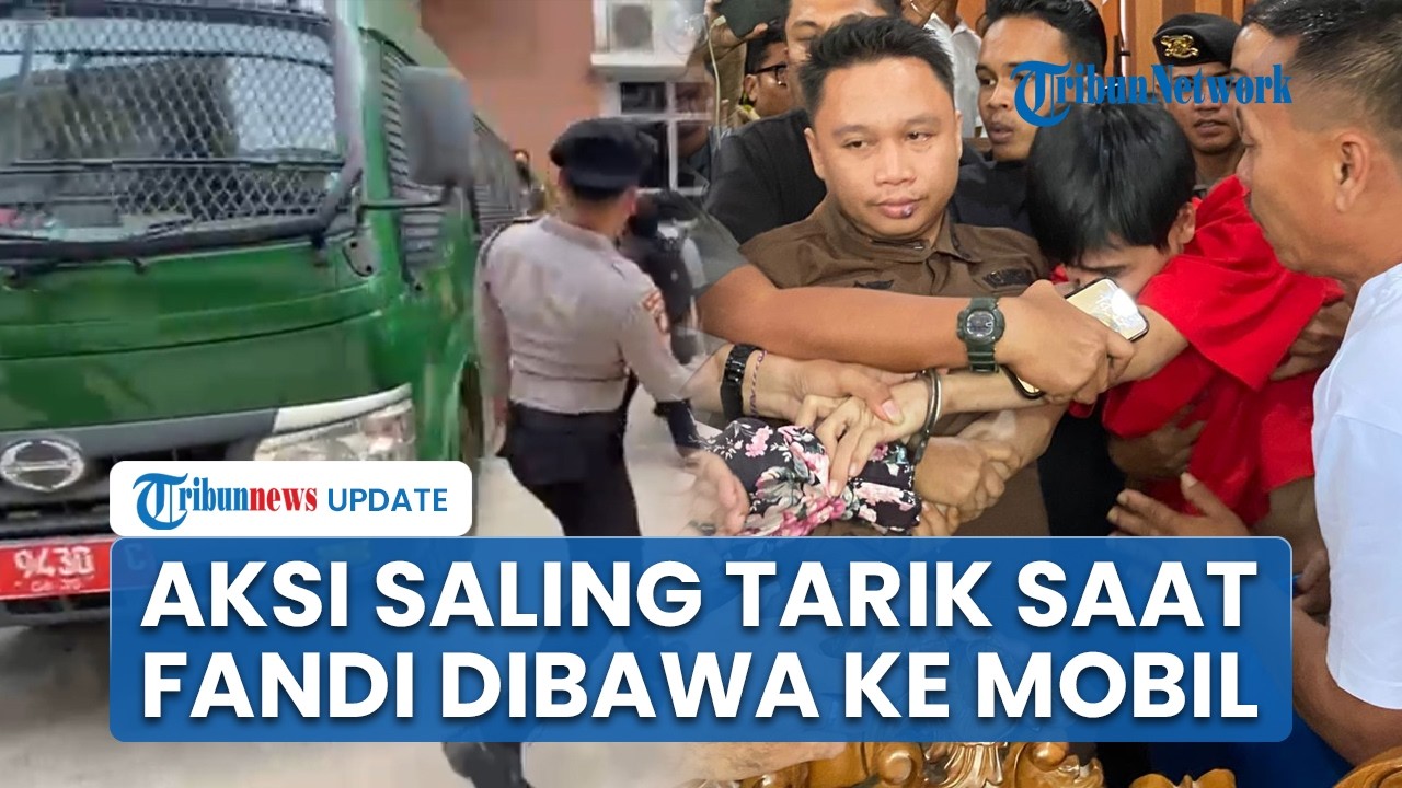 Aksi Saling Tarik antara Kerabat & Petugas saat Fandi Ramadhan Dibawa ke Mobil Tahanan seusai Sidang