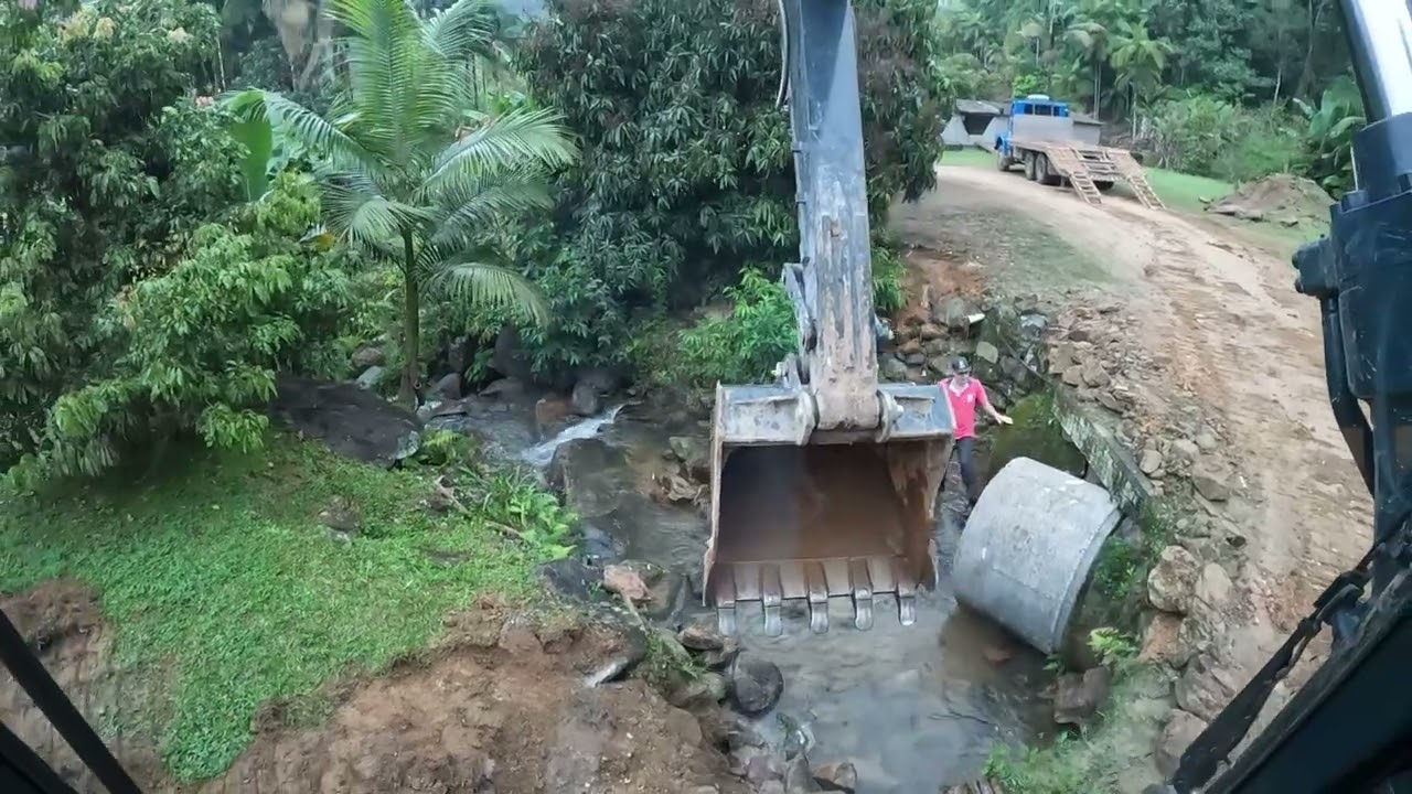 Escavadeira aumentando tubulação