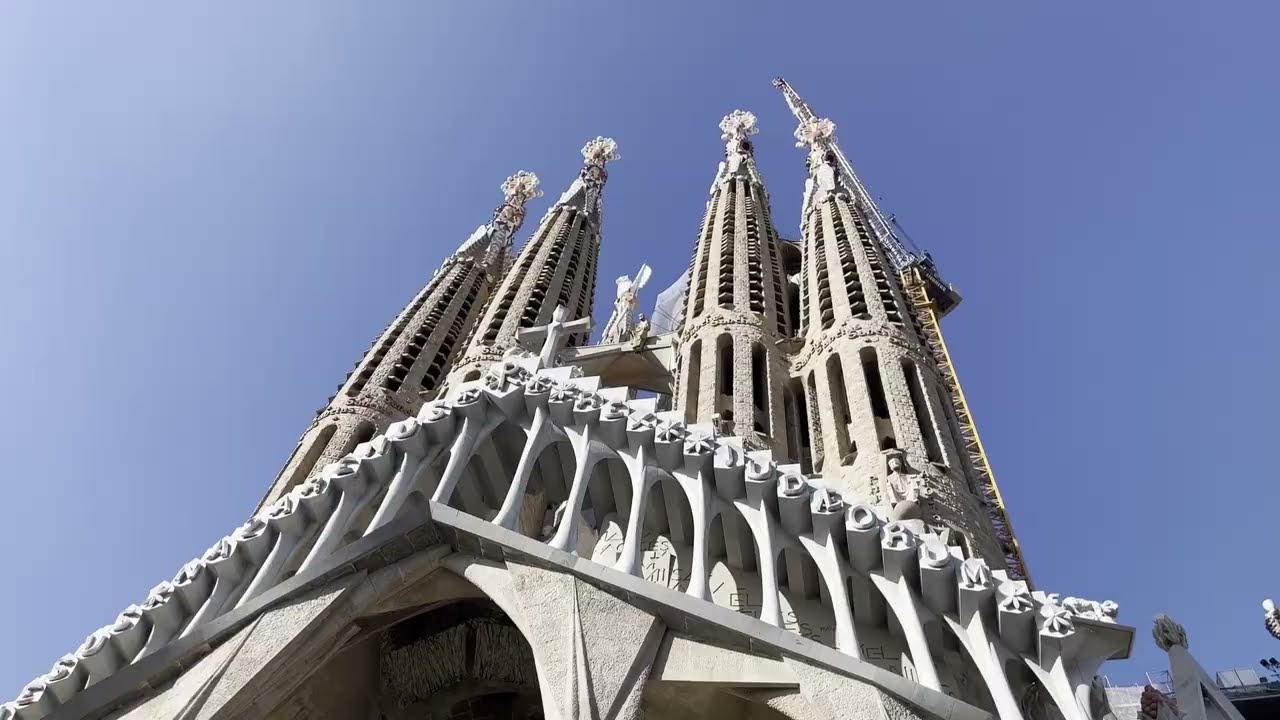 1 Day in Barcelona 🇪🇸 | Sagrada Familia, Empanadas & Sushi