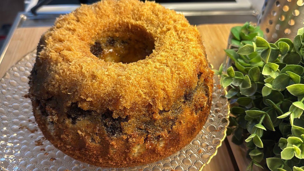 كيكة الكراميل بجوز الهند طعمه خليط من حلاوة اللوزينه والكيك أكيد راح اعتمده برمضان. مشاهده ممتعه.