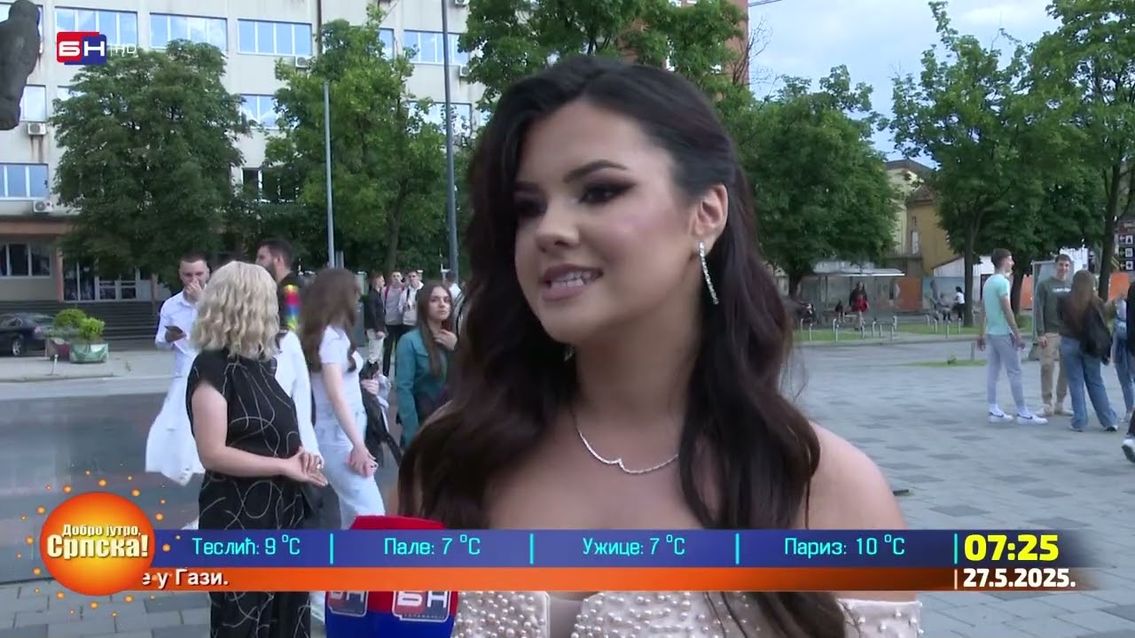 Sinoć je Bijeljinom prodefilovalo 254 učenika završnih razreda Medicinske i Poljoprivredne škole