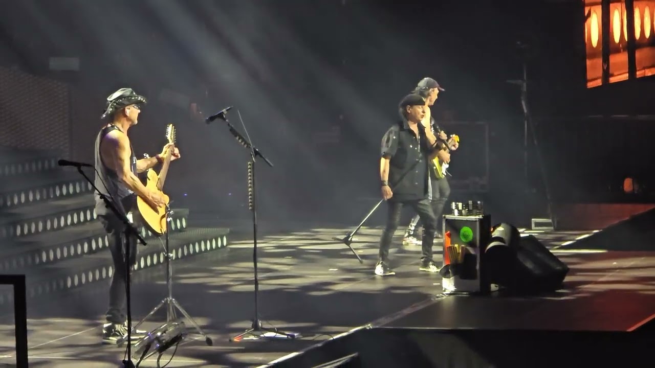Scorpions live at Ziggo Dome 11-6-2024: 'Send Me An Angel', 'Wind Of Change', 'Tease me, Please me'