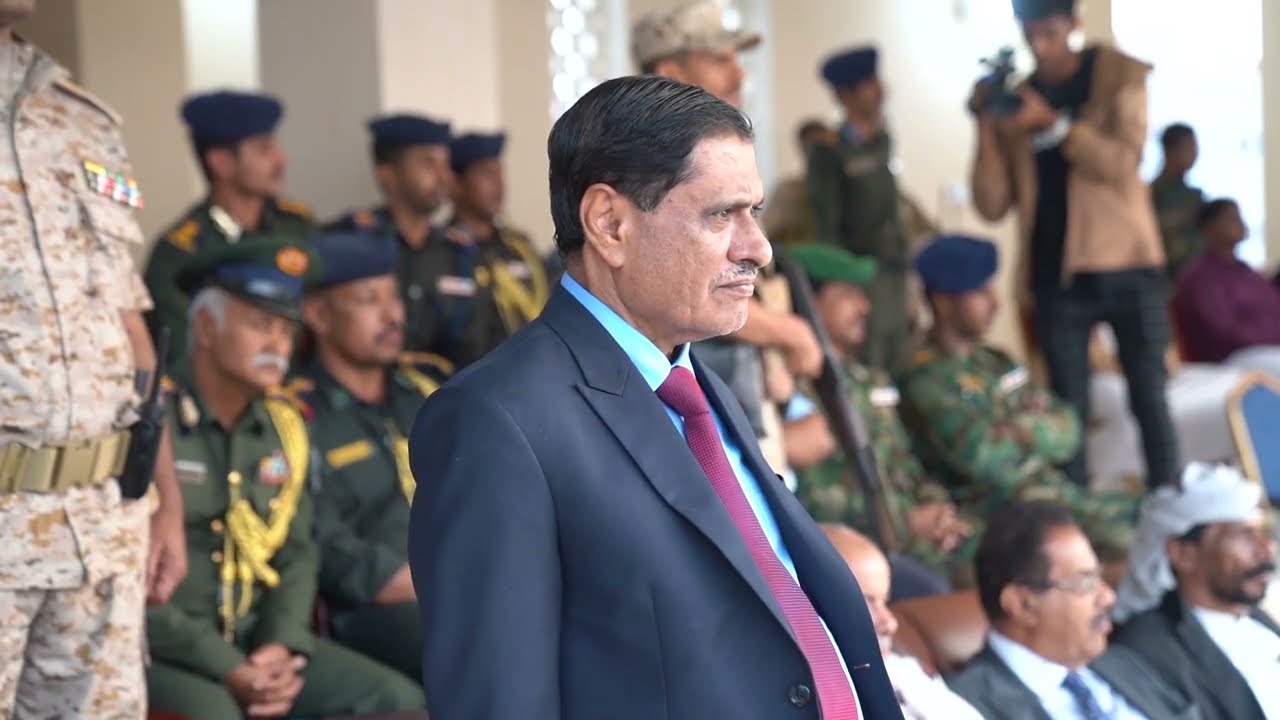 اللواء الركن البحسني يشهد عرضًا عسكريًا لخريجي الدفعة الأولى ثانوية عامة من كلية الشرطة بحضرموت