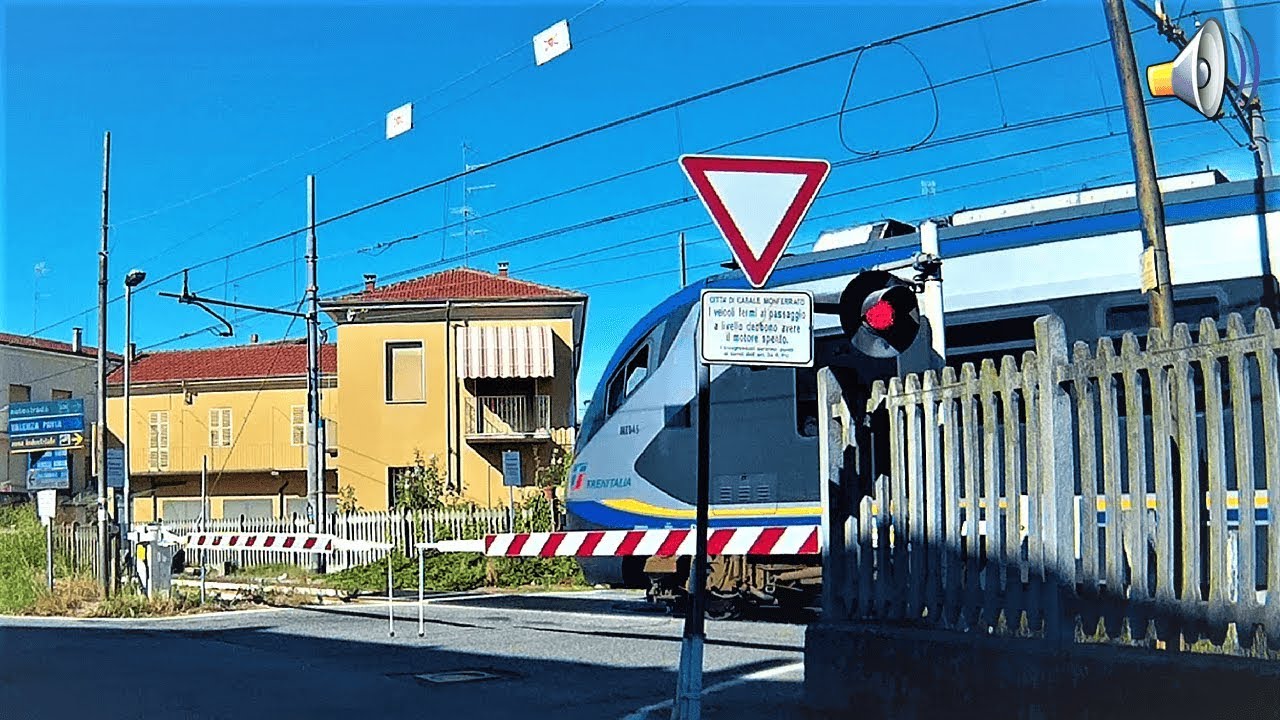 Passaggio a livello Casale Monferrato (AL) treno in transito # railroad crossing # bahnübergang