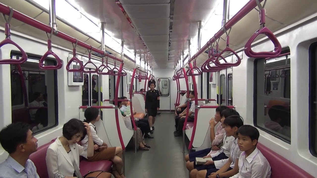 平壌地下鉄 千里馬線　新型車両(地下電動車1号/100形)　車内の様子（復興→栄光）