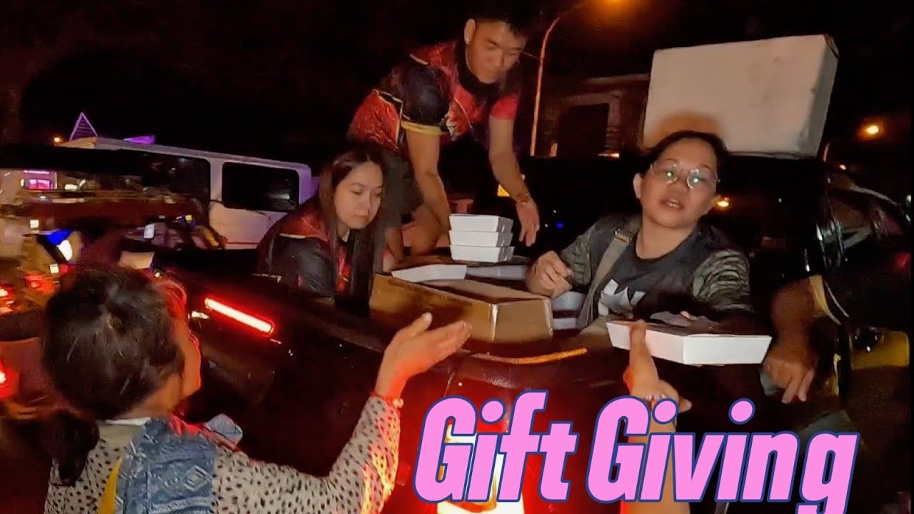 Christmas Gift Giving - EP2109
