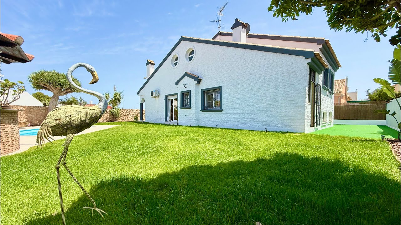 Chalet en esquina con piscina y sótano en venta en Santiago de la Ribera. Comprar casa