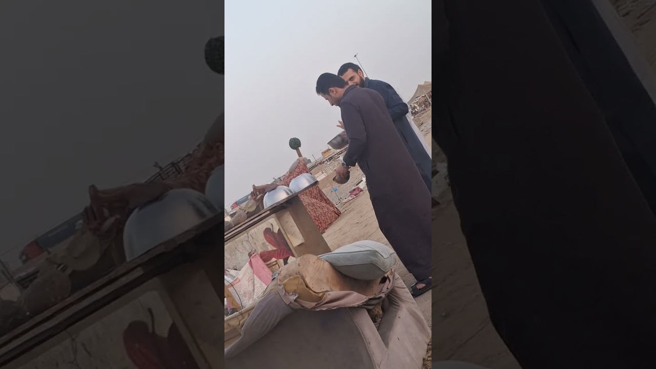 রাস্তার পাশে উঠের দুধ বিক্রি হচ্ছে। 