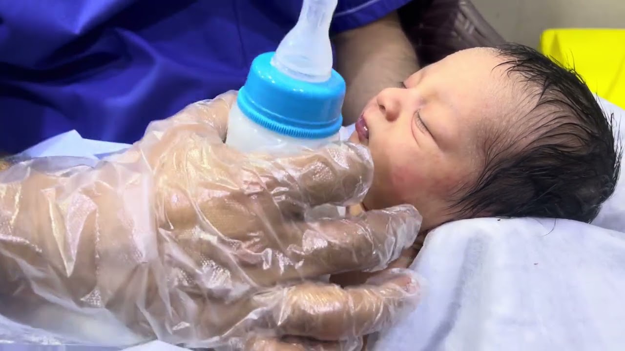 Feeding Adorable Newborn Baby with Love 🍼 | Gentle & Caring Moments 💖 #NewbornCare #BabyFeeding 