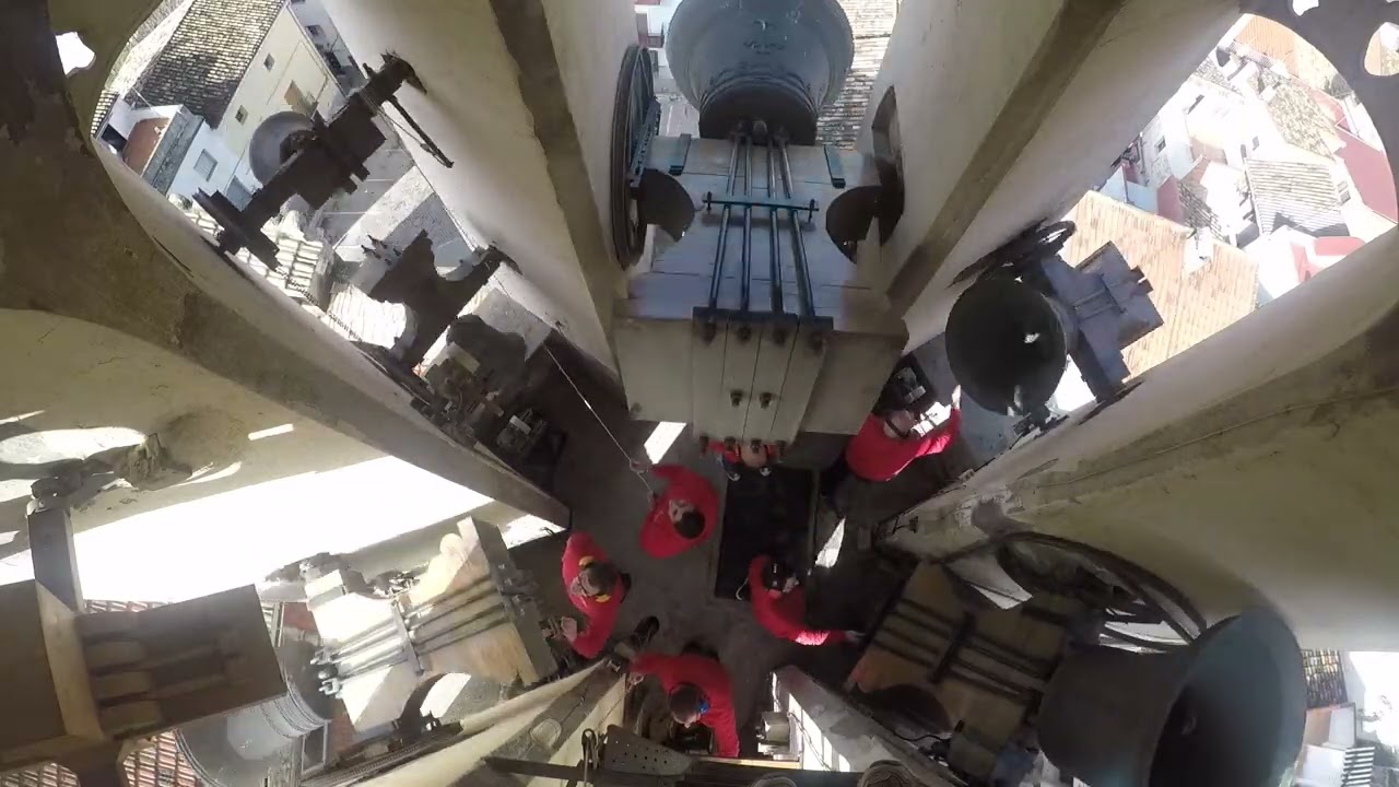 Volteig de Solemnitat realitzat manualment en el campanar de l'Església de Moixent
