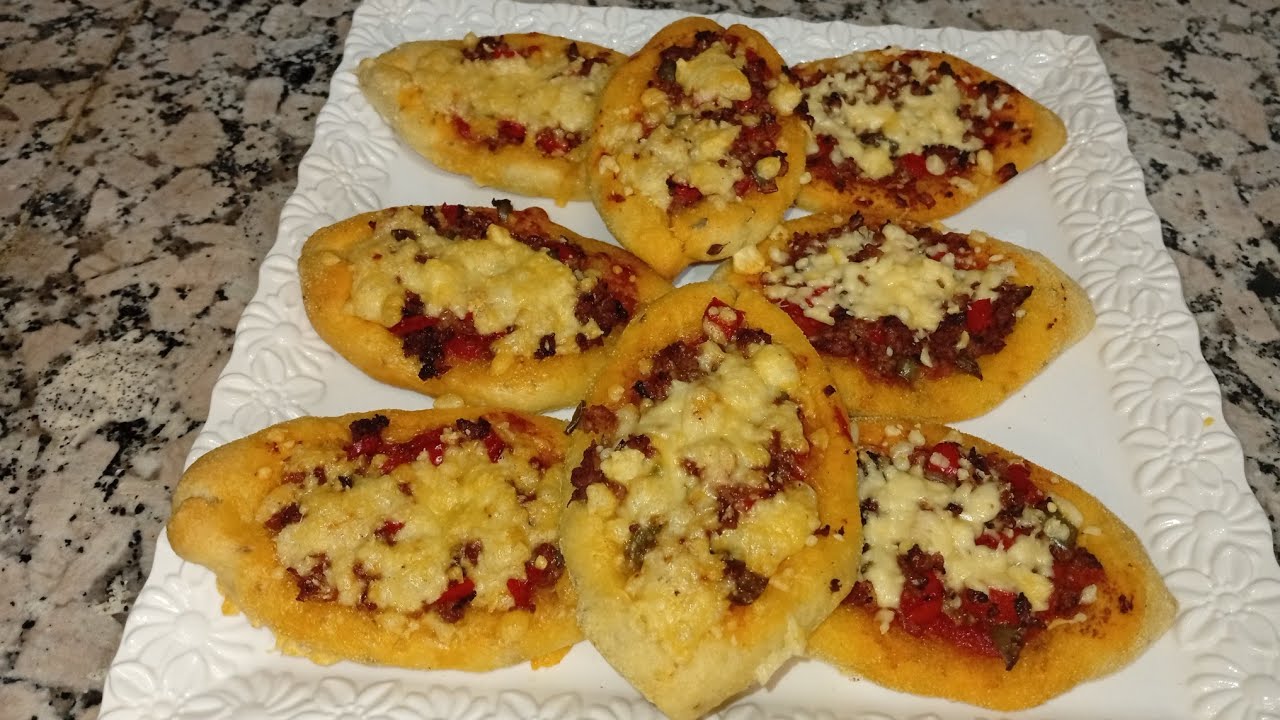 ميني بيتزا أو بيتزا القارب لي عمرك تستغناي عليها إلا جربتيها قطنية وخفيفة 💥والأهم أنها لذيذة 