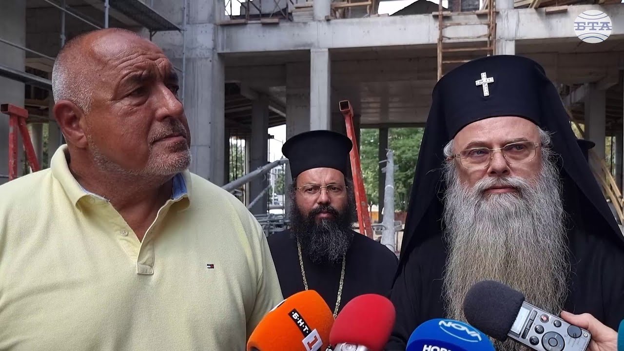 Пловдивският митрополит Николай показа на Бойко Борисов строящия се православен храм в район Тракия