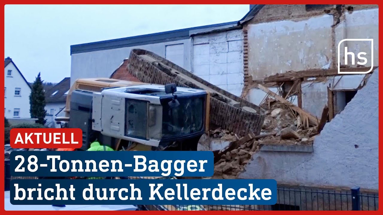Fahrer schwer verletzt: Bagger bricht bei Abrissarbeiten durch Kellerdecke | hessenschau