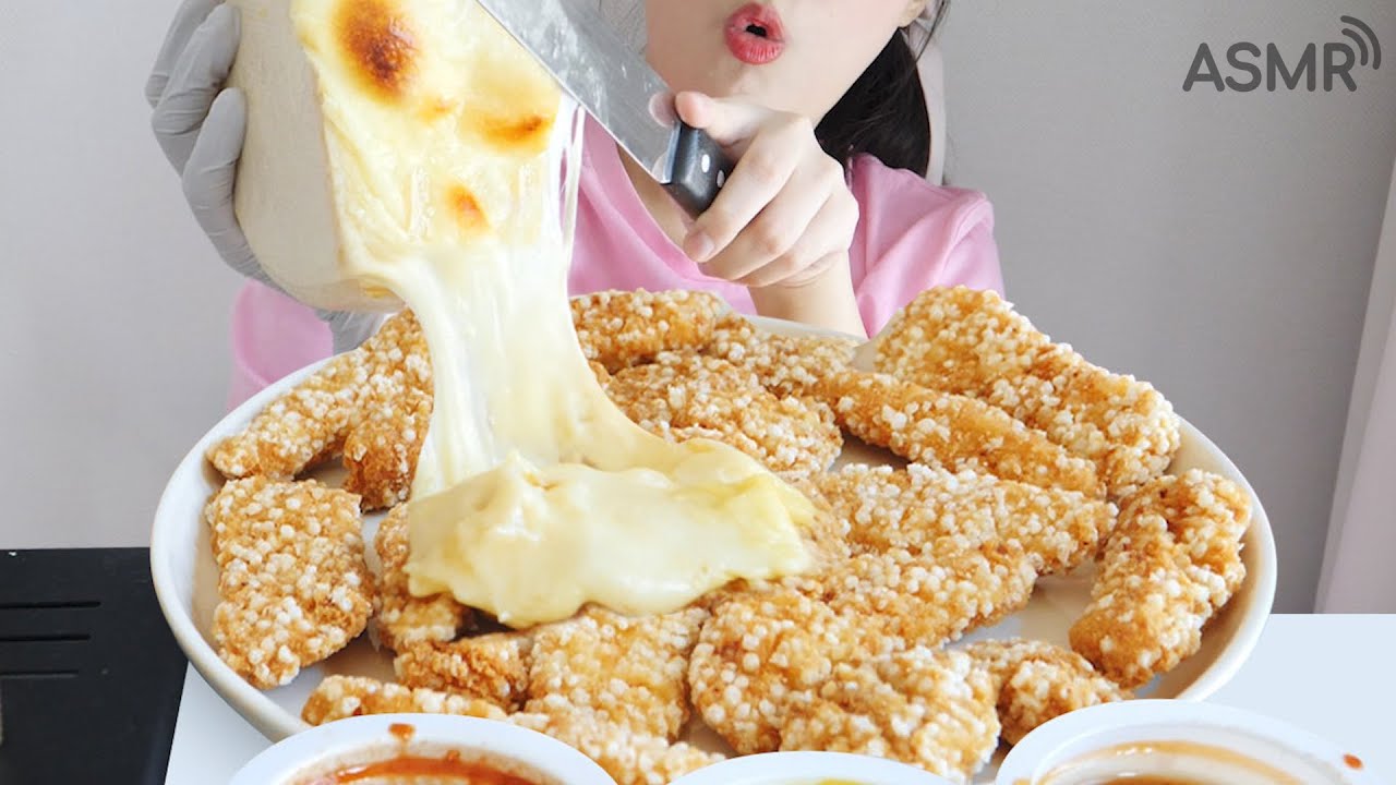 Хорошо растопленный швейцарский сыр Раклетт с хрустящей курицей, едящей ASMR