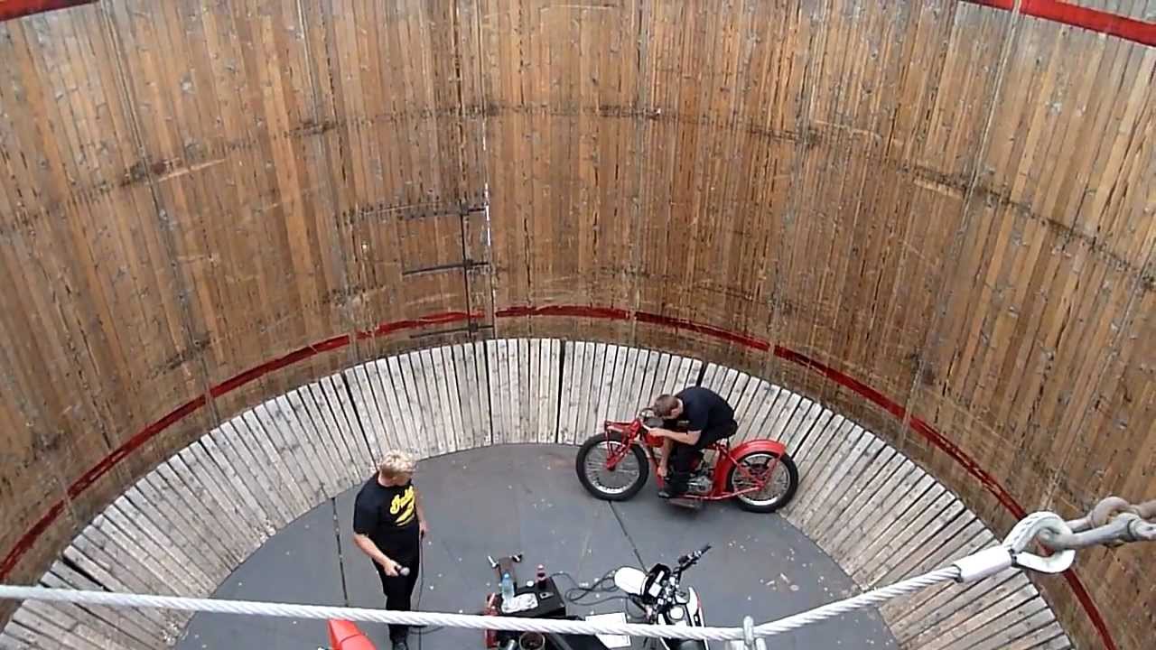 18th Ace Cafe Reunion 2011 - Brighton - Wall of death - Indian Scout