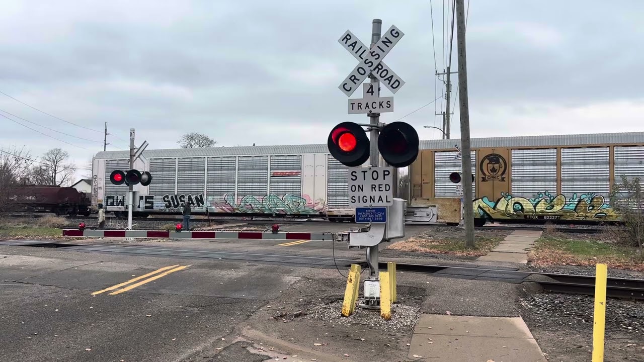 NS 333 at the Vinewood Avenue railroad crossing in Wyandotte Michigan on 11-15-2025 