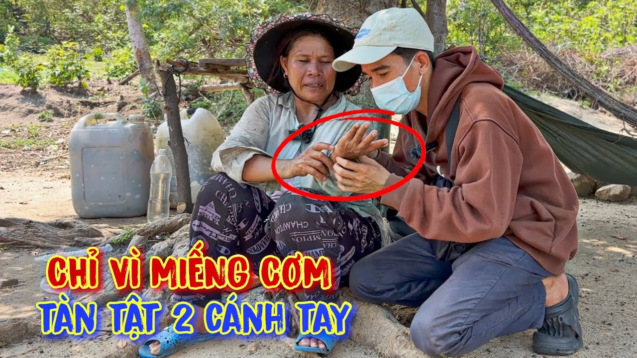 ĐAU XÓT, người phụ nữ leo lên cây HÁI LÁ RỪNG, không may bị ngã - tập 725