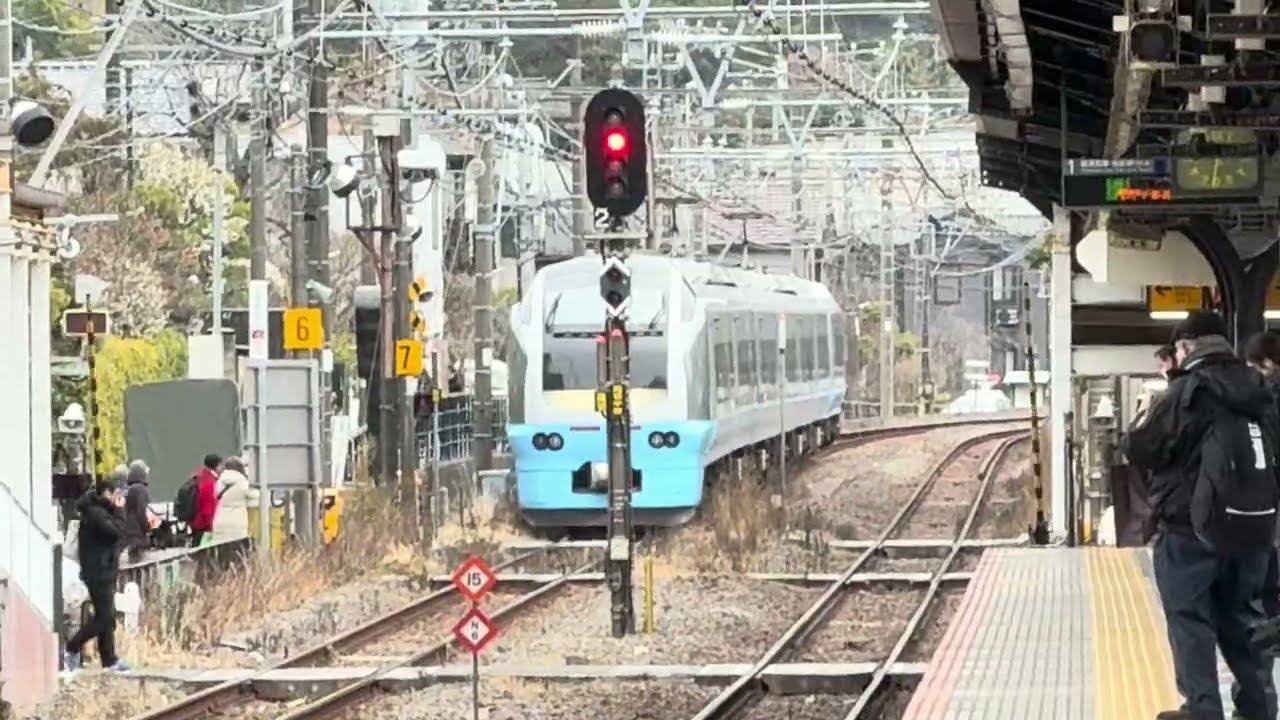 E653系1000番台K71編成が北鎌倉駅を入線、発車するシーン