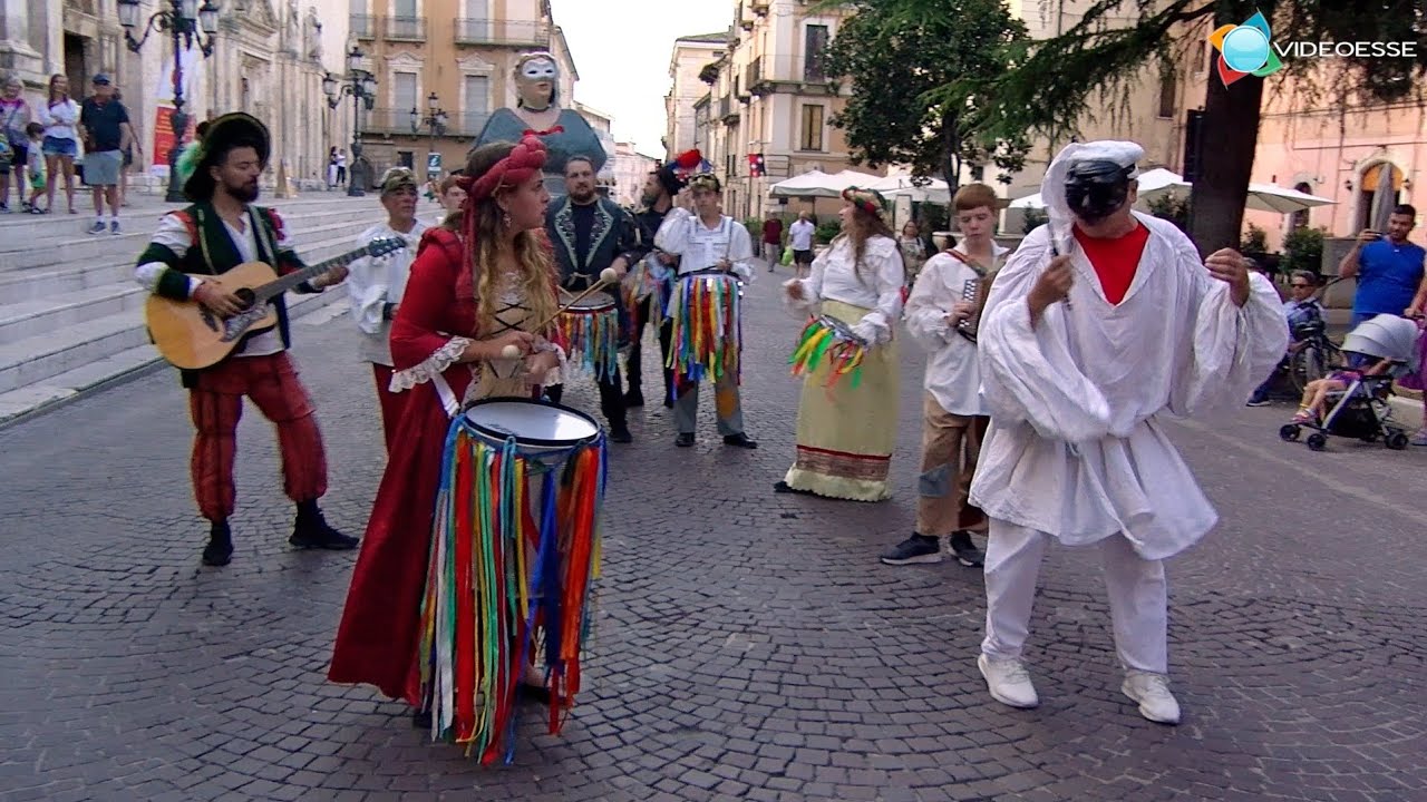 Gran parata di Pulcinella in corso Ovidio a Sulmona