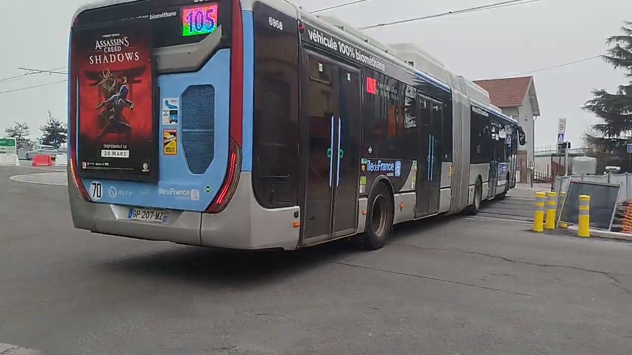 Départ d'un Iveco Bus Urbanway 18 GNV Cursor 9 sur le 105 à Noisy-le-Sec - RER