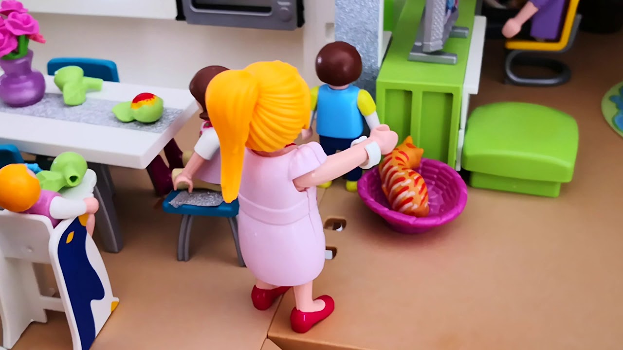Chloé en français présente une histoire Playmobil où Mariloue ment 🤔