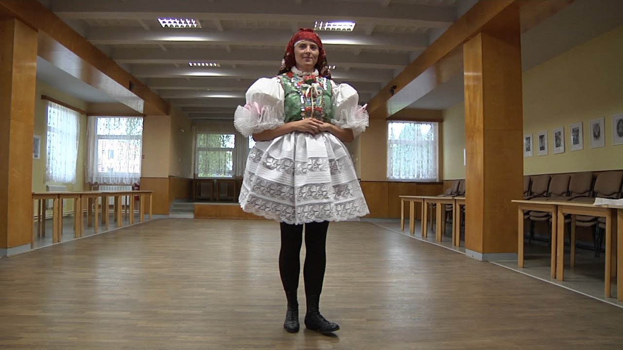 Postup obl&eacute;k&aacute;n&iacute; vracovsk&eacute;ho žensk&eacute;ho kroje