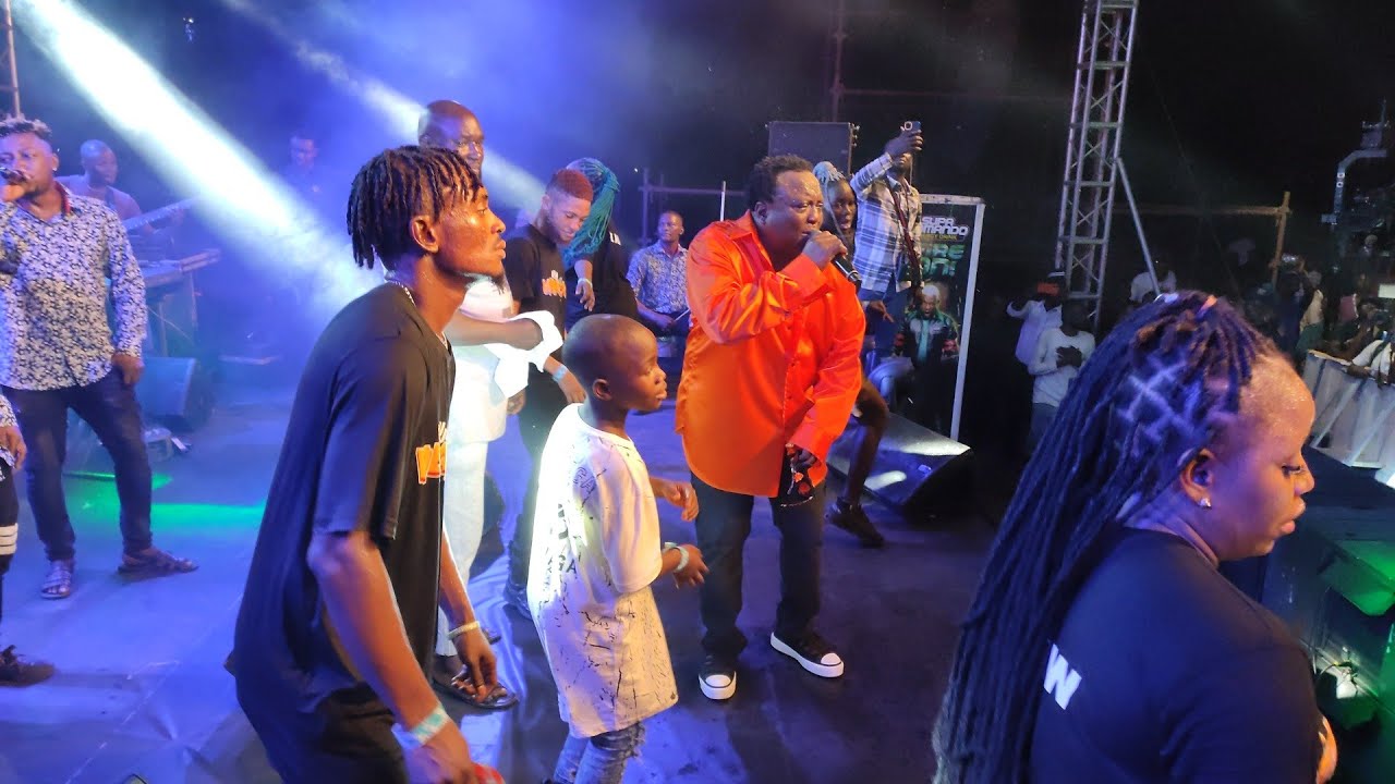 MOMENT WAVE-MAKING FUJI KID, AGBA-AWO STEPS ON STAGE WITH SAHEED OSUPA AT FUJI OPERA