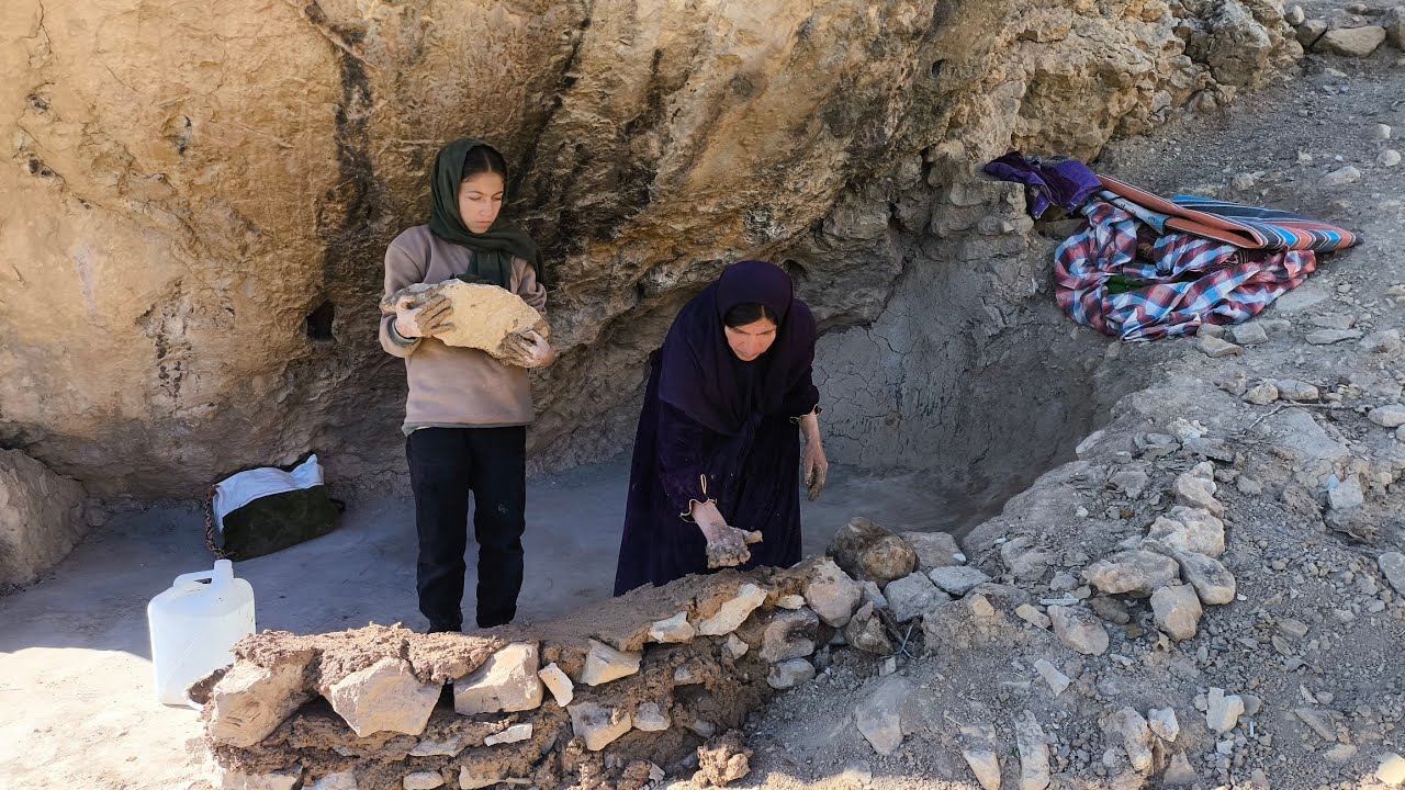 Building a house in the heart of the mountains and nature with his daughter using natural materials