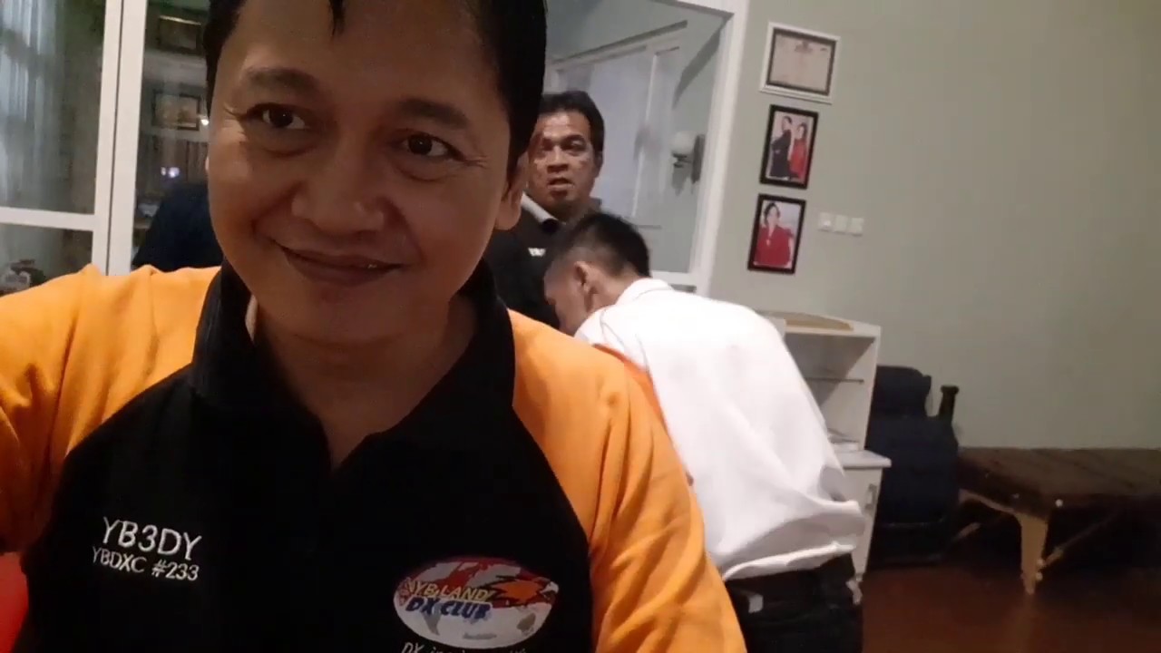 Ngopi di hamshack YB3VO, Ketua ORARI Malang Raya sambil nunggu YB3FUA setting RS-BA1 software