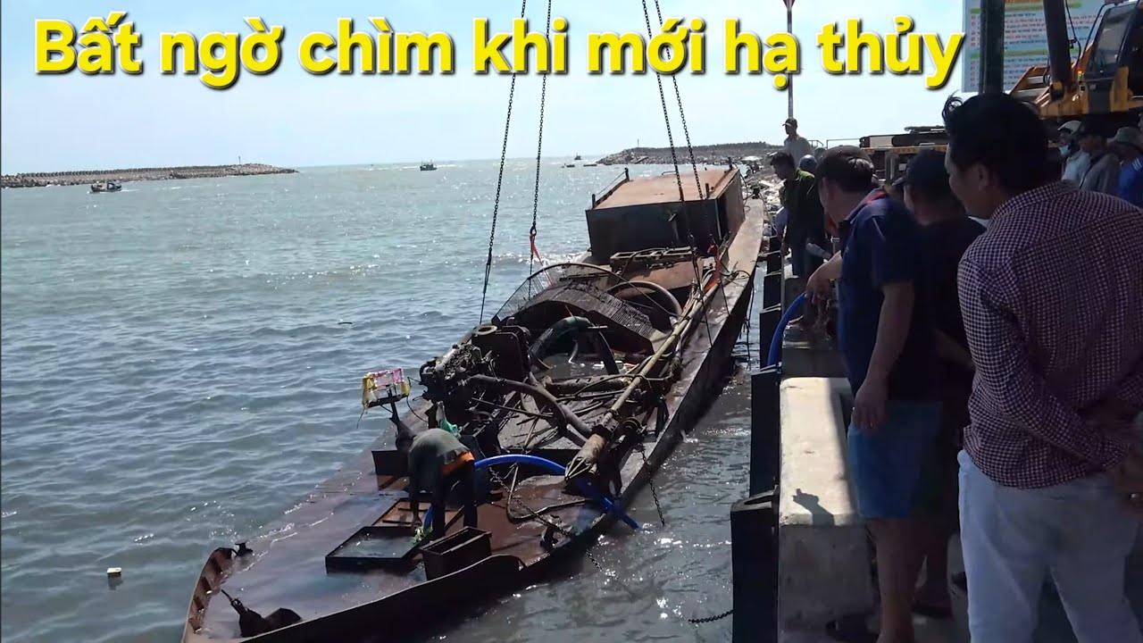 Tàu hút cát vừa hạ thủy đã chìm phải đem cẩu khổng lồ kéo lên