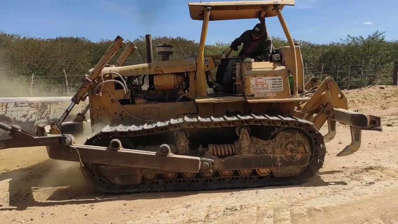 Trator de esteira CAT D6E