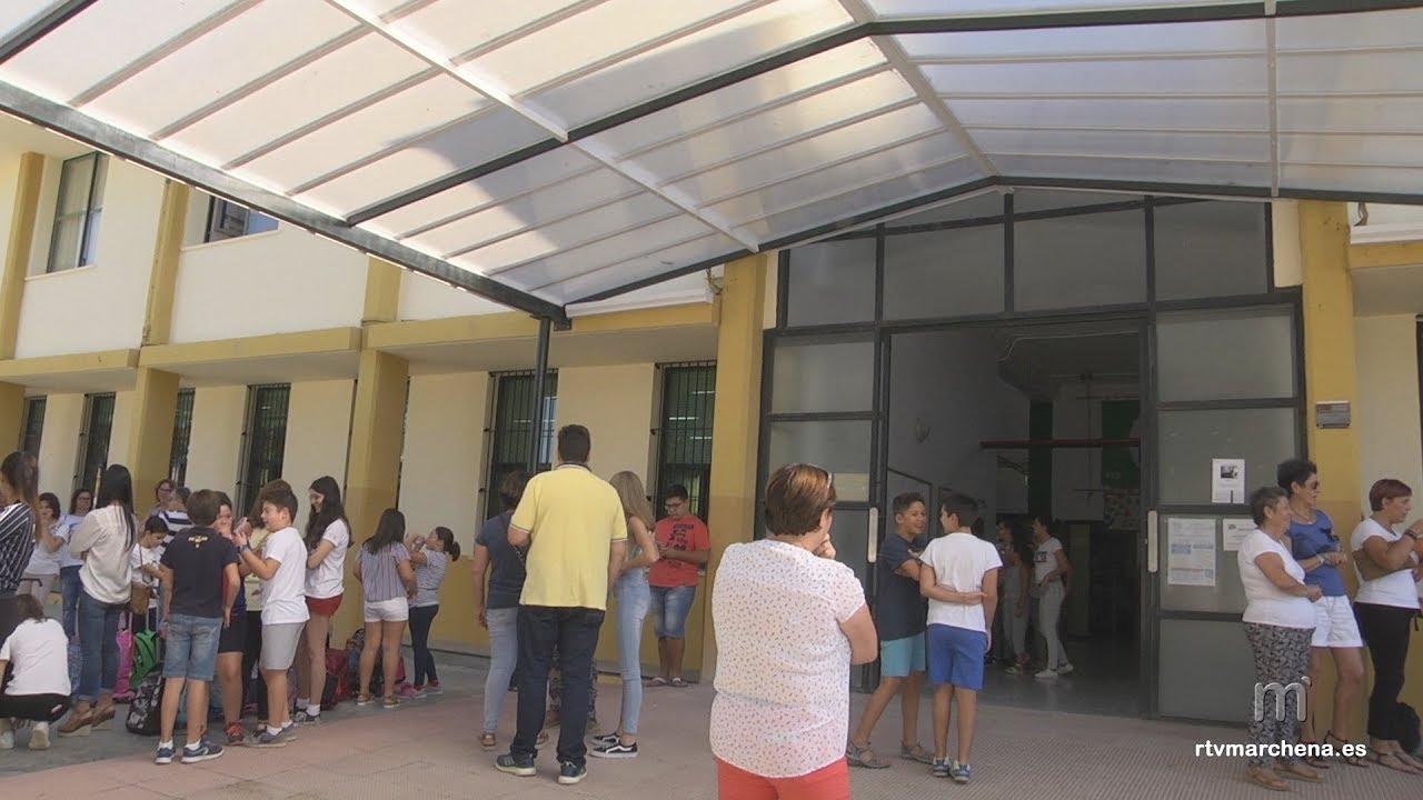 El Juan XXIII inicia el curso con nuevo director y la pintura del interior del edificio por completo