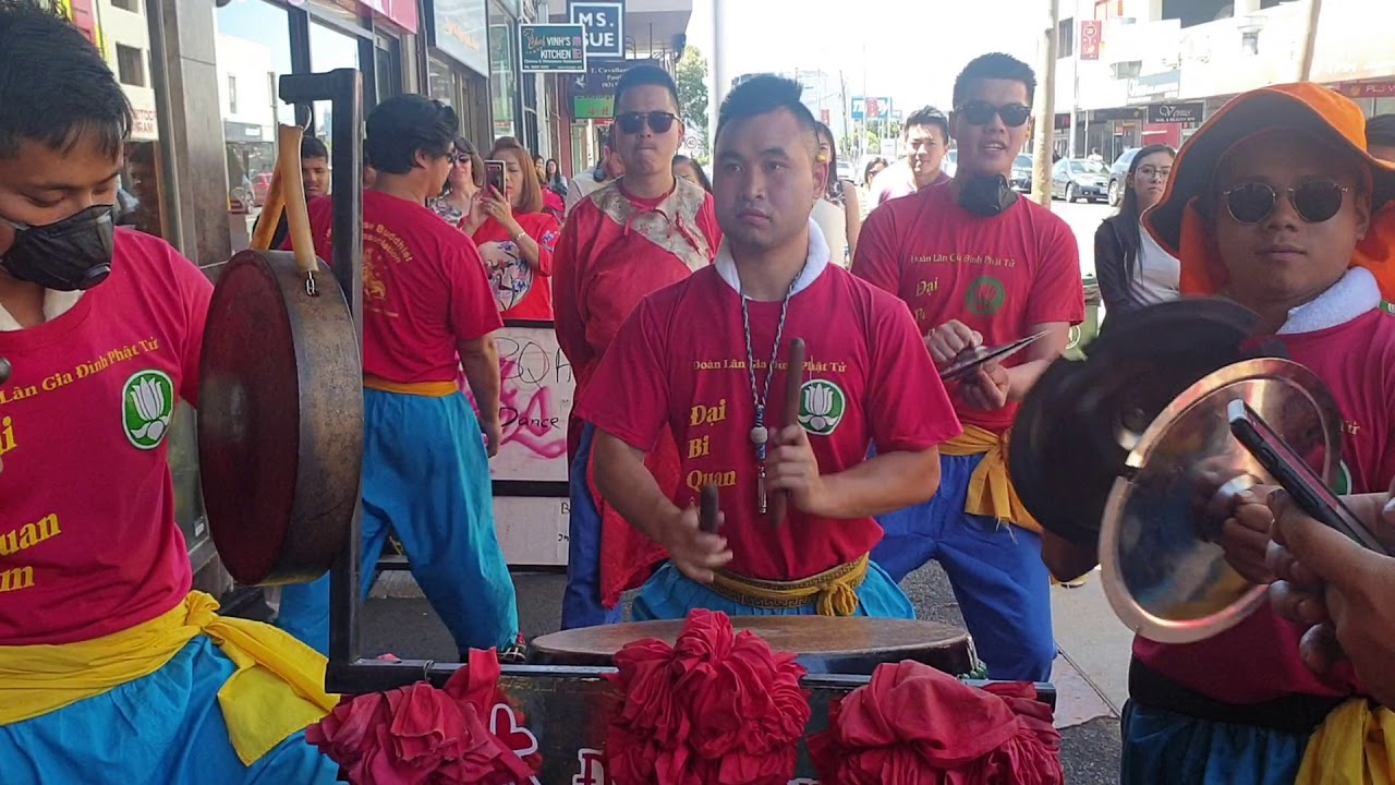 DAI BI QUAN AM LION DANCE STREET DRUMMING