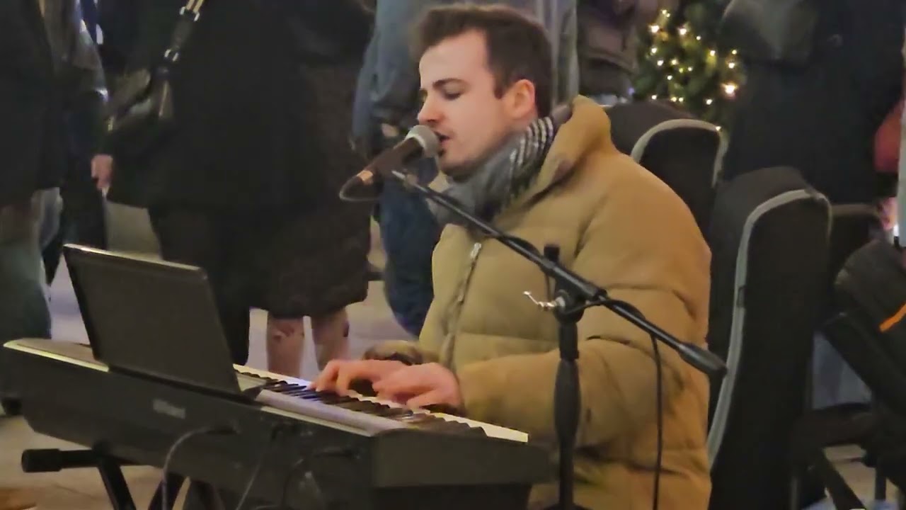 “Grafton Street Magic! David Hayden’s Stunning Christmas Performance of ‘Piano Man’ 🎄🎵”