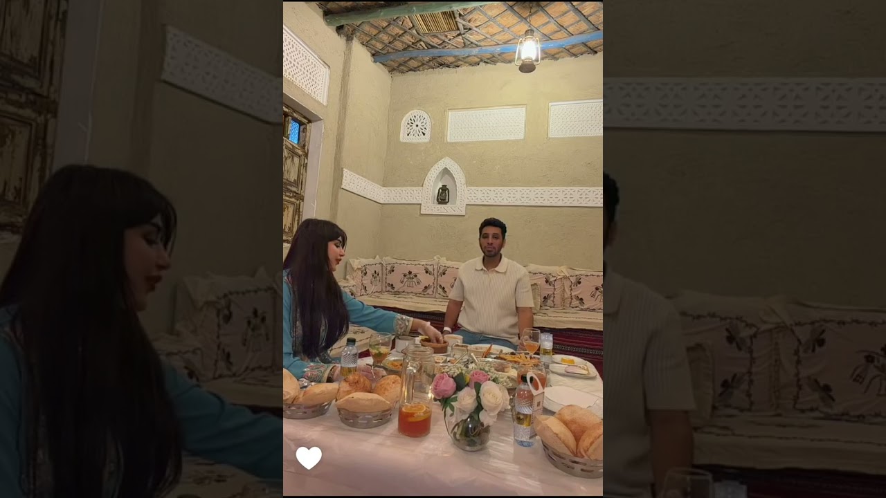 وأخيرا سحور رمضان عائلة اميره وعبد الرحمن في المطعم السعودي مع ايلين 😋 الأجواء ماطرة 😍 عائلة ميرو 