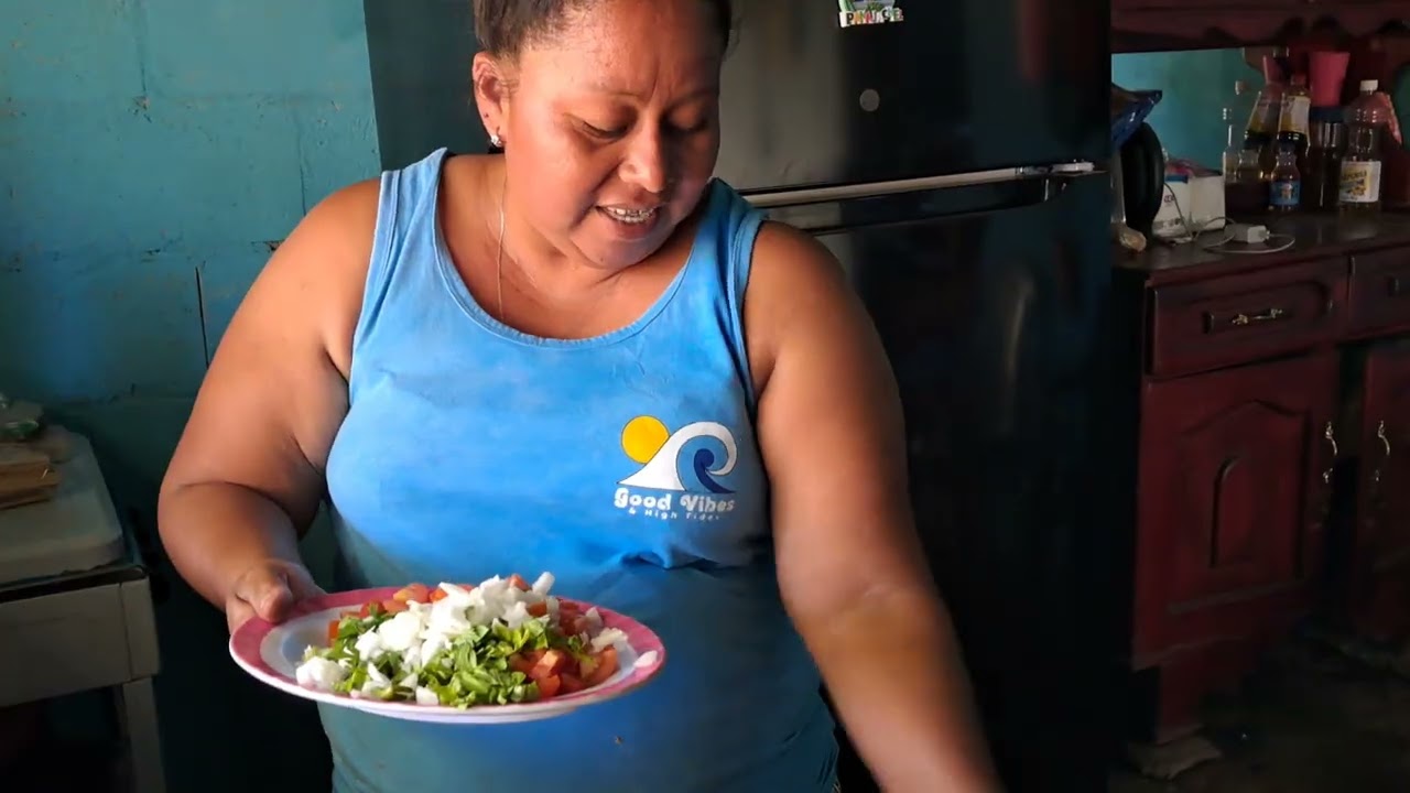 Rosa les muestra sus chocobananos de su venta