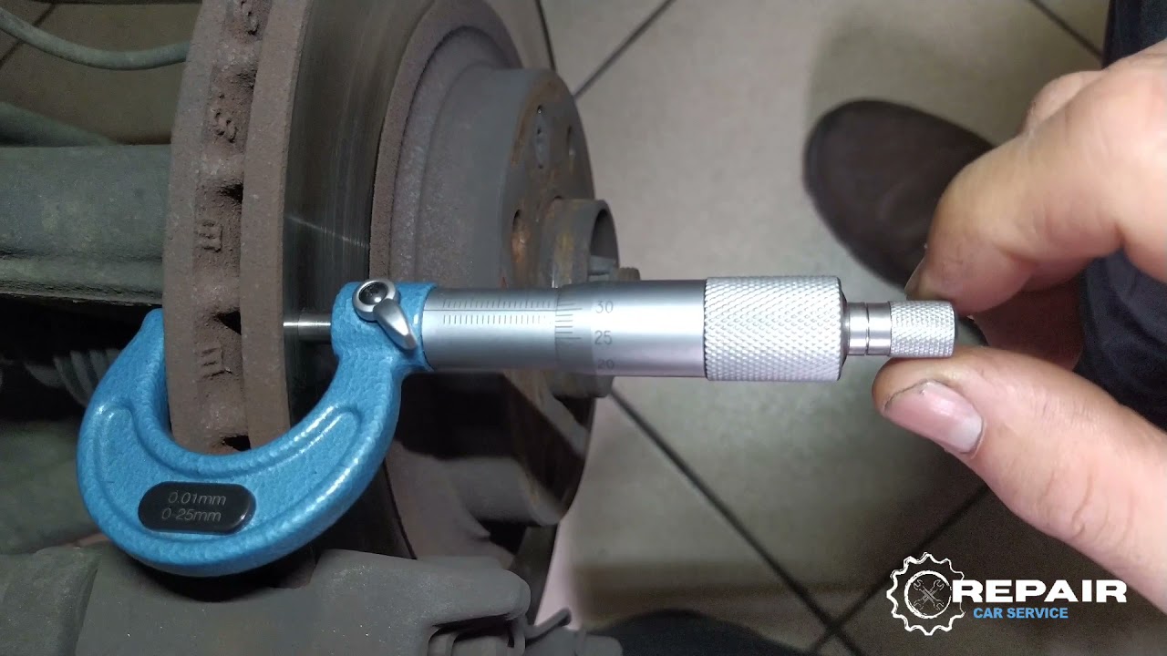medindo tolerância do disco de freio com a utilização do micrômetro.
