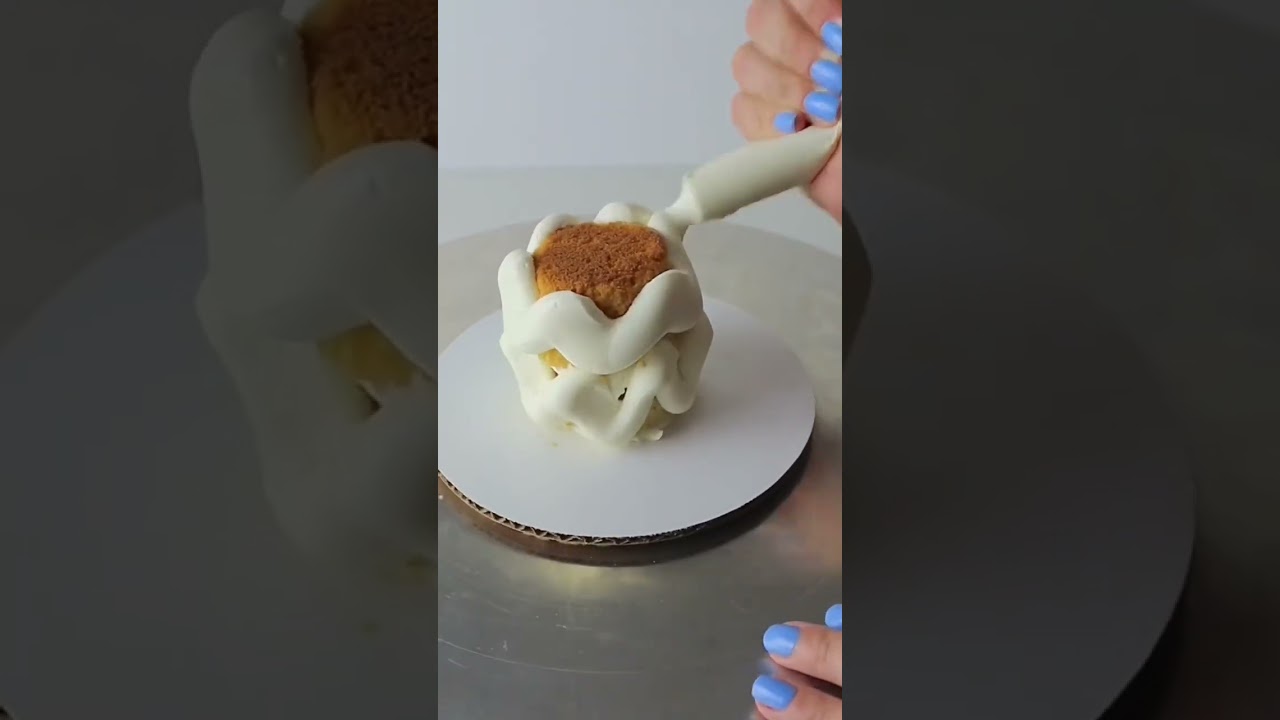 Make a MINI CAKE out of 2 CUPCAKES! 🤩🥳 #cakehacks #minicakes