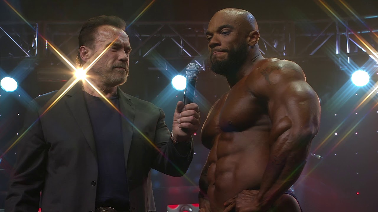 Arnold Interviews Sergio Oliva Jr. on Stage after winning the Best Posing Award.