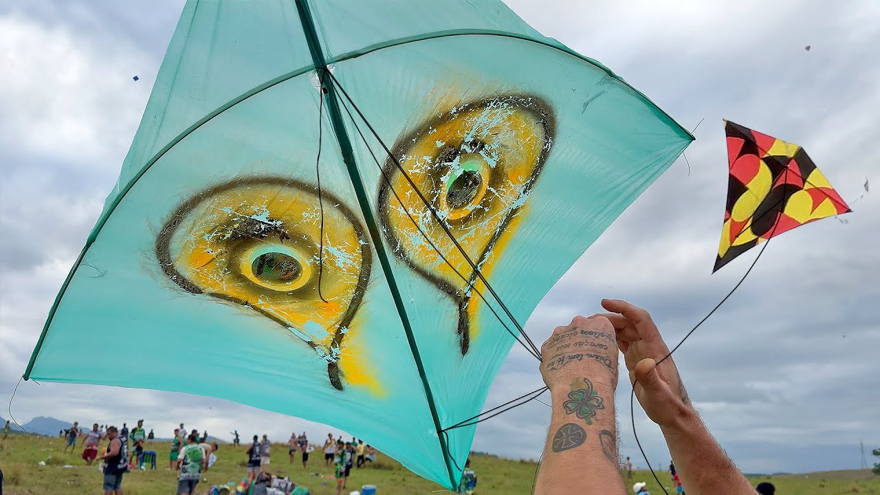 Jangada subiu e caiu no Festival de Pipa no Sítio em Araruama