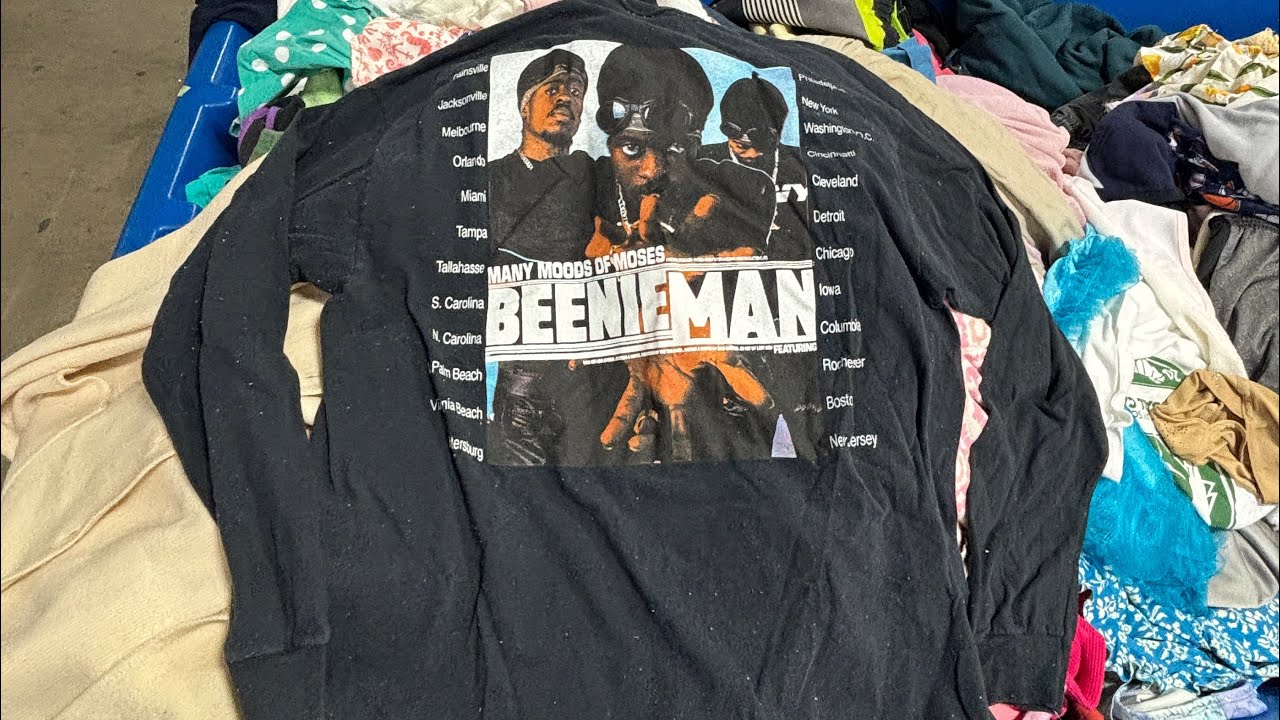 Винтажная футболка RAP TEE 90-х и мешковатые штаны FUBU, найденные в мусорных баках благотворител...