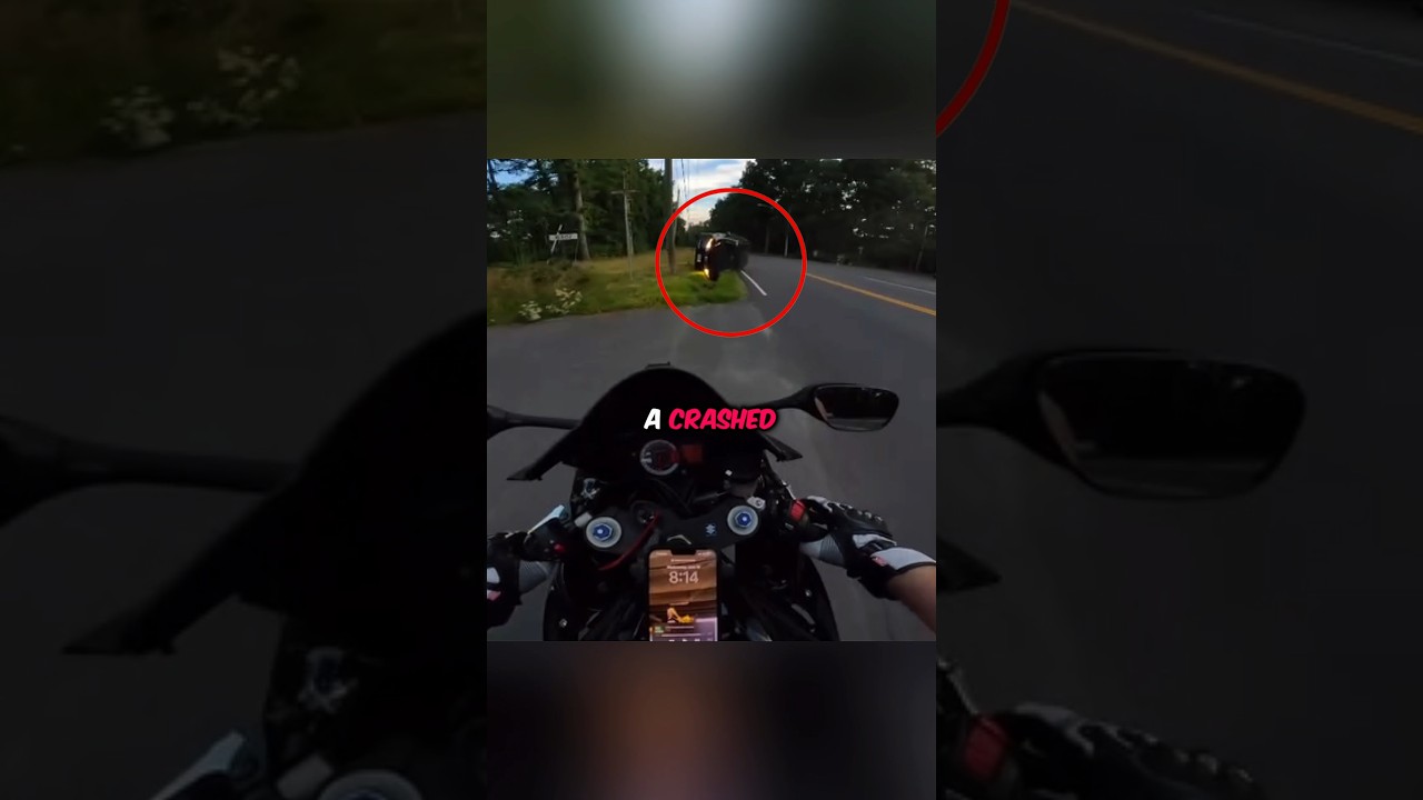 Pengendara motor memperhatikan mobil yang mengalami kecelakaan.