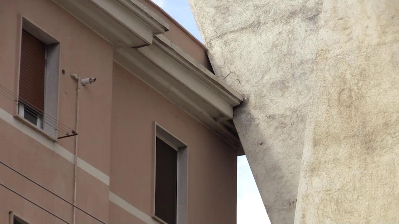 Genova, così il ponte Morandi 'poggia' sulle case sottostanti