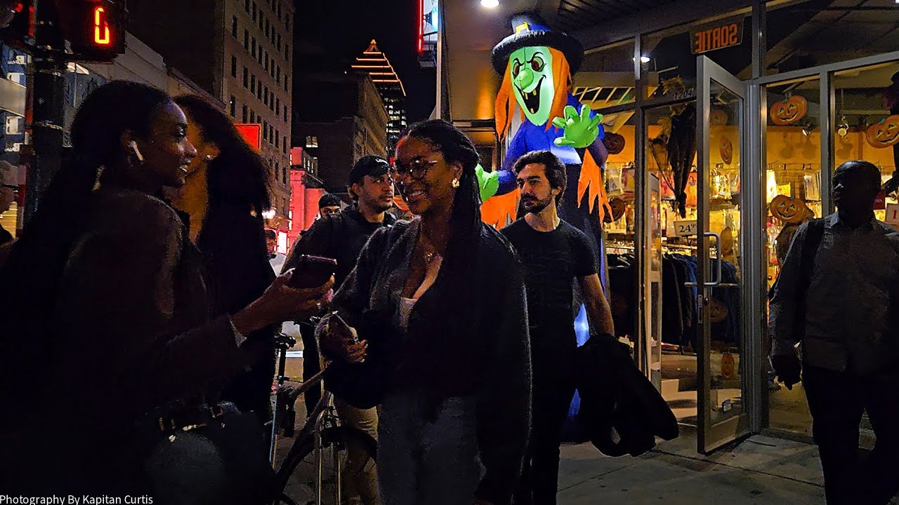 Streetwalks - #012 Montréal Halloween Nightwalk 🎃 Rue Saint Catherine - October 31st 2024