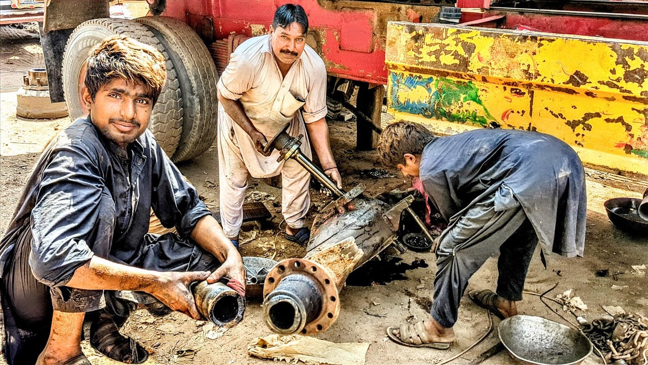 Pakistani Mechanic Repairs Severely Damaged Truck Axle with Amazing Skills