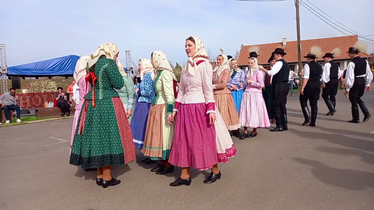 A Nógrád táncegyüttes Hollókőn, a parkoló előtt Nagyszombaton