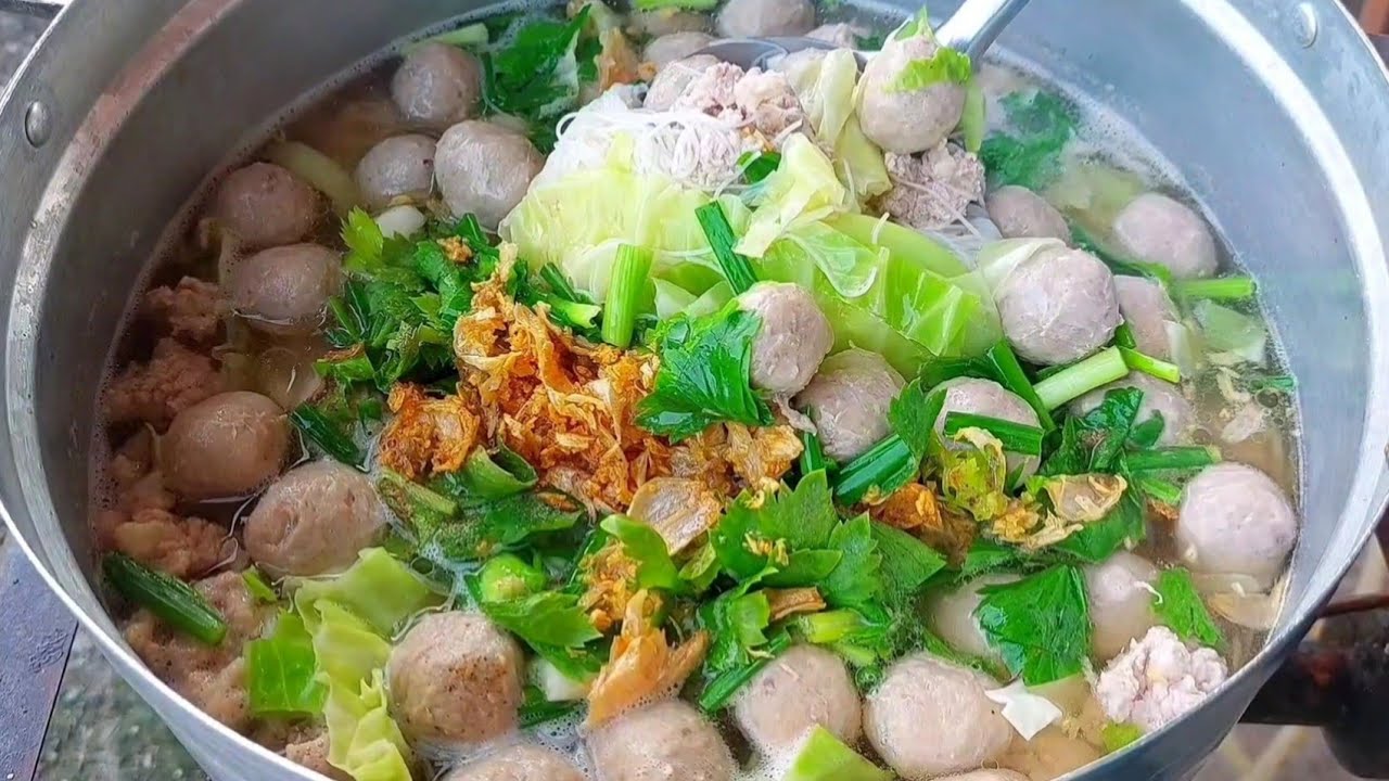ต้มหมี่ ใส่หมูสับลูกชิ้น ทำเองง่ายๆ สมัยตอนเล็กจำได้แม่ต้มให้กินบ่อย ต้มใส่หม้อแบ่งกัน ซดน้ำอร่อยดี